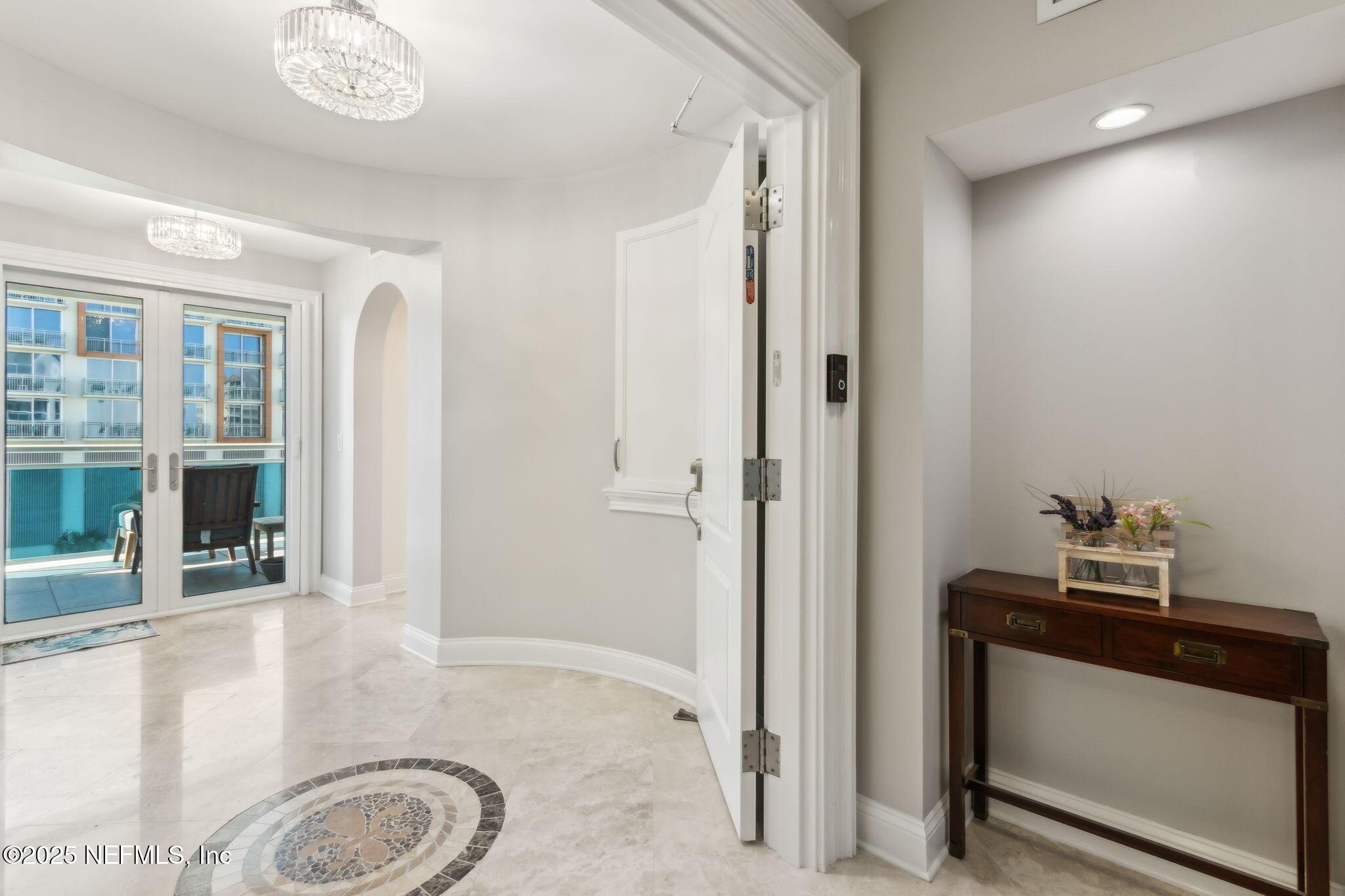 Image 4: Private Elevator Foyer