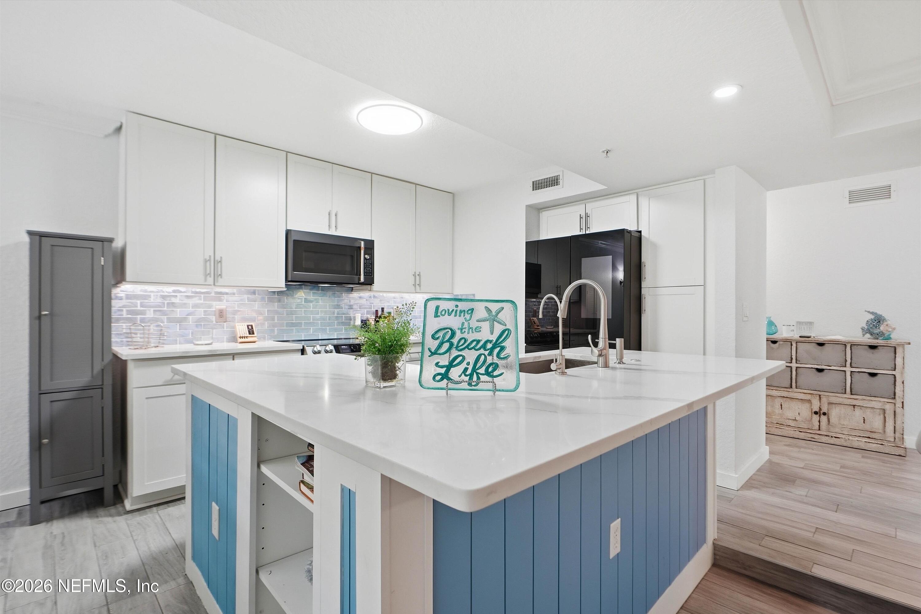 Image 1: 06-Kitchen