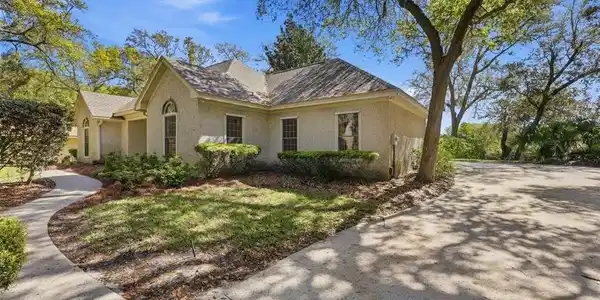 2144 LAKESIDE Drive E