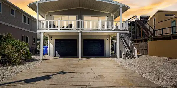 5587 PELICAN Way