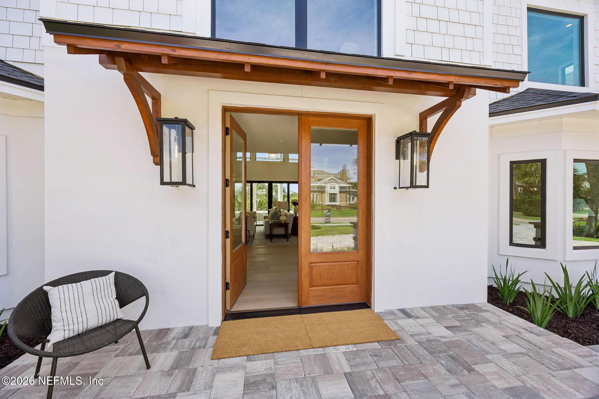 Image 3: Stately entry