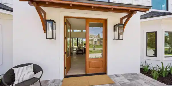 Image 3: Stately entry
