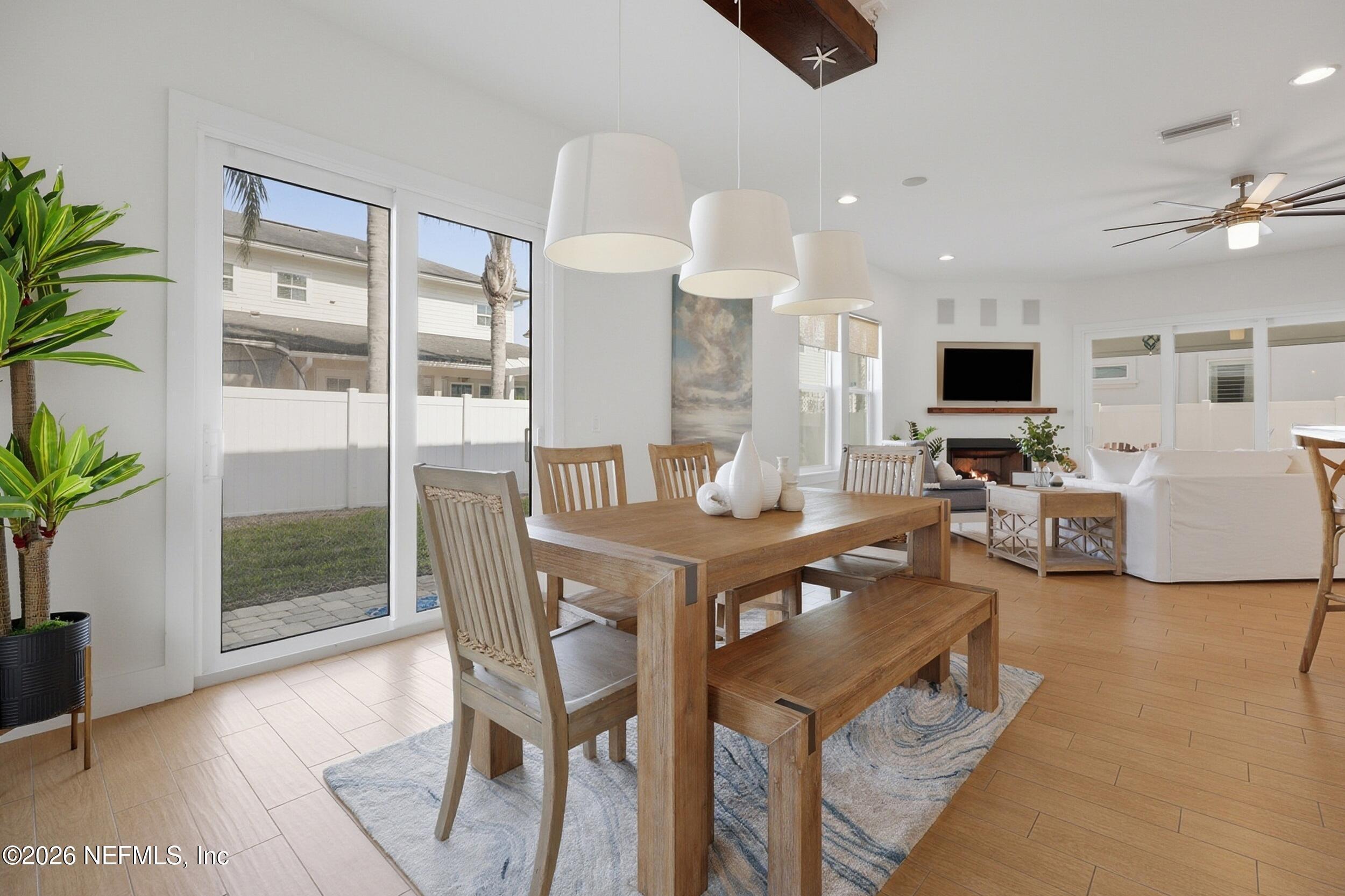 Image 3: Multiple sliding doors