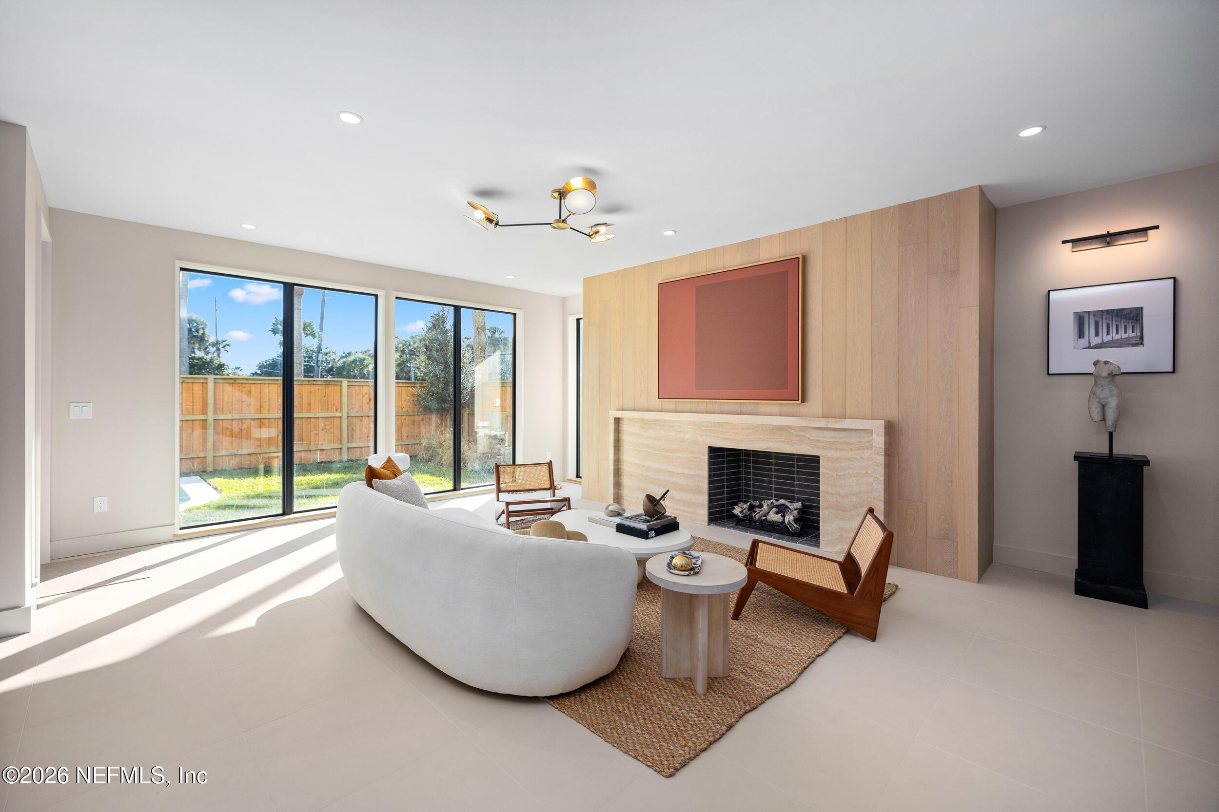 Image 4: Living Room