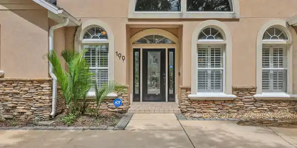 100 GRAND OAKS Drive