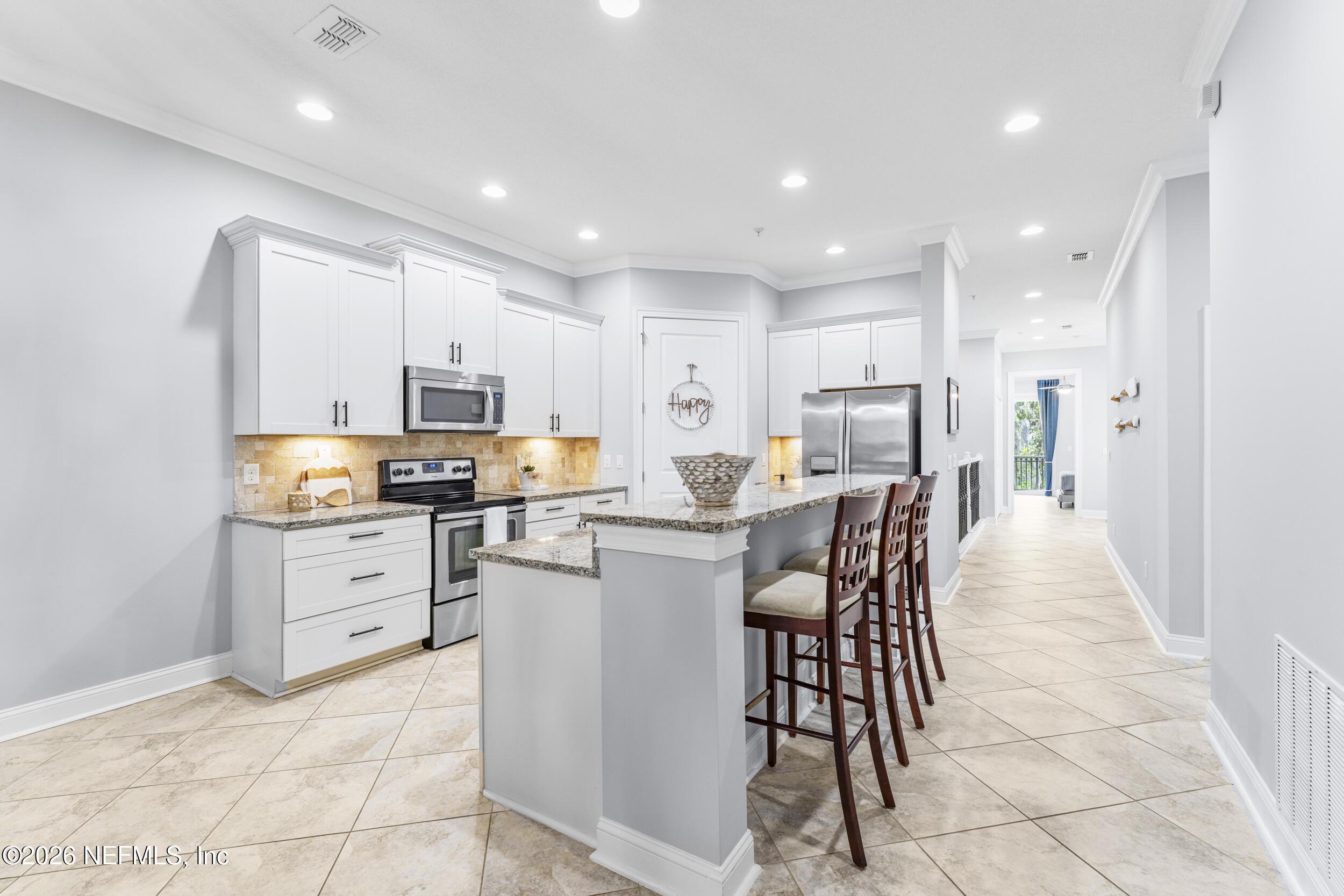 Image 4: Entertainer's dream kitchen
