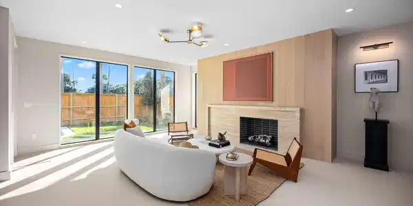 Image 4: Living Room