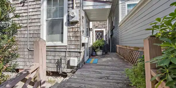 Image 4: 03-Entryway