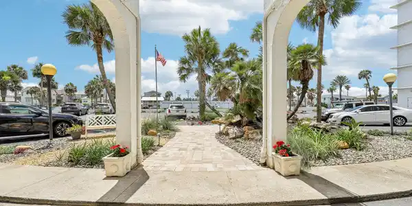 Image 4: 5-web-or-mls-Ocean Dr S 402-S1906-005