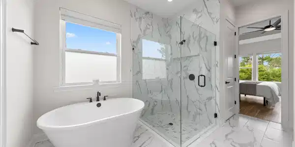 Image 4: Spa-like bathroom