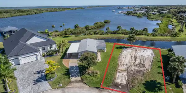 247 GOLDEN BAY Boulevard