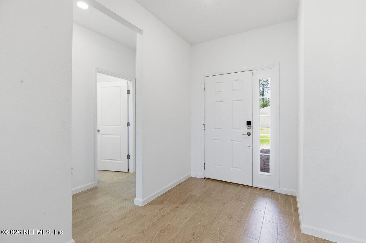Image 3: Foyer (16)