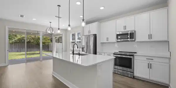 Image 4: 03 Kitchen