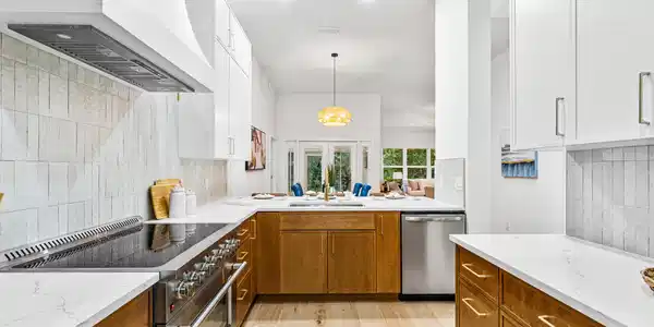 Image 4: Kitchen 1 oceanside