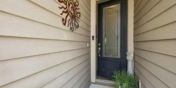 Image 3: Inviting Entrance!