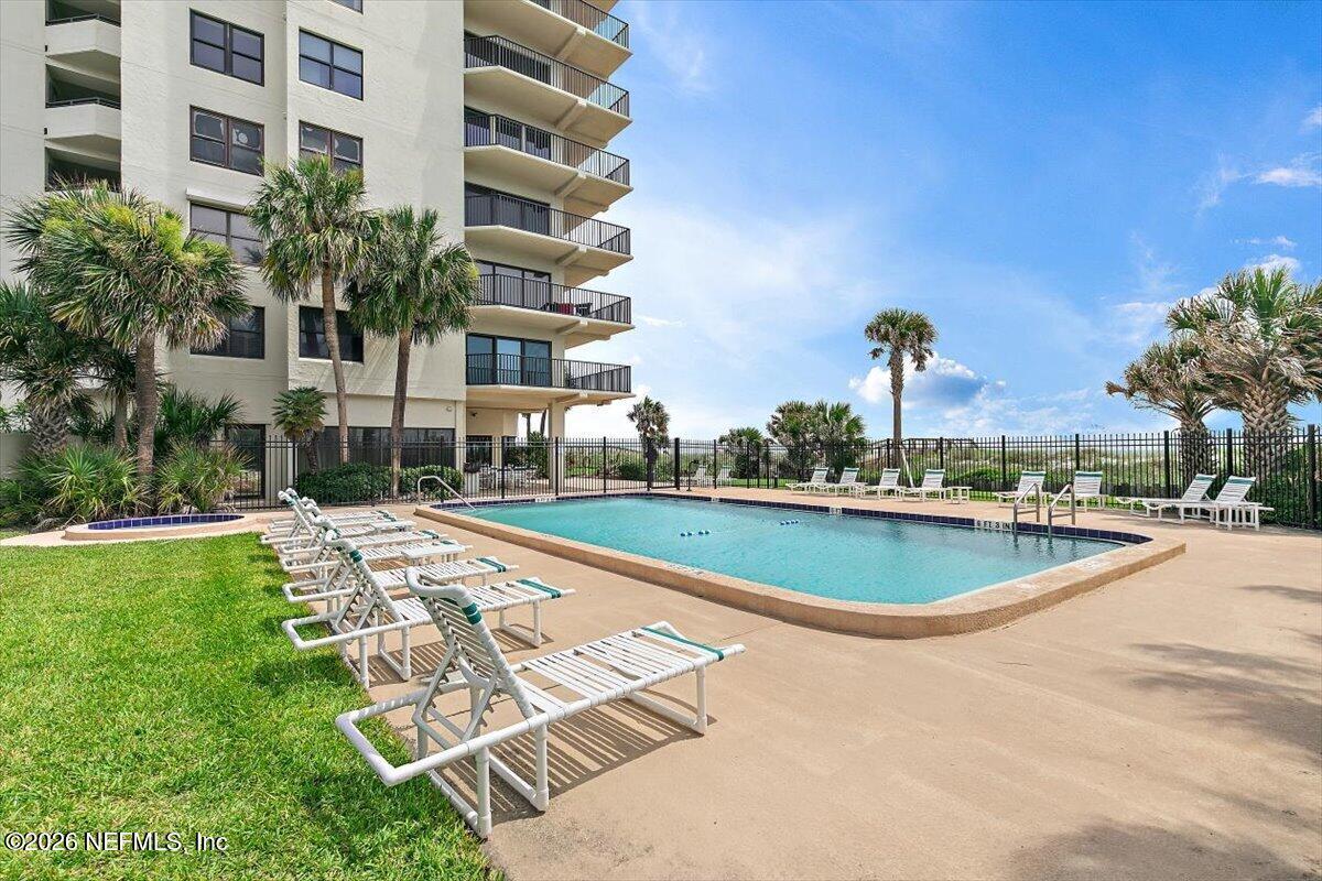 Image 4: Oceanfront Pool