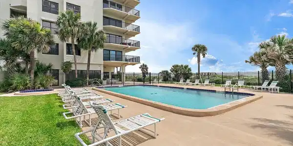 Image 4: Oceanfront Pool