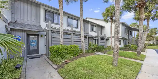 52 VILLAGE DEL LAGO Circle