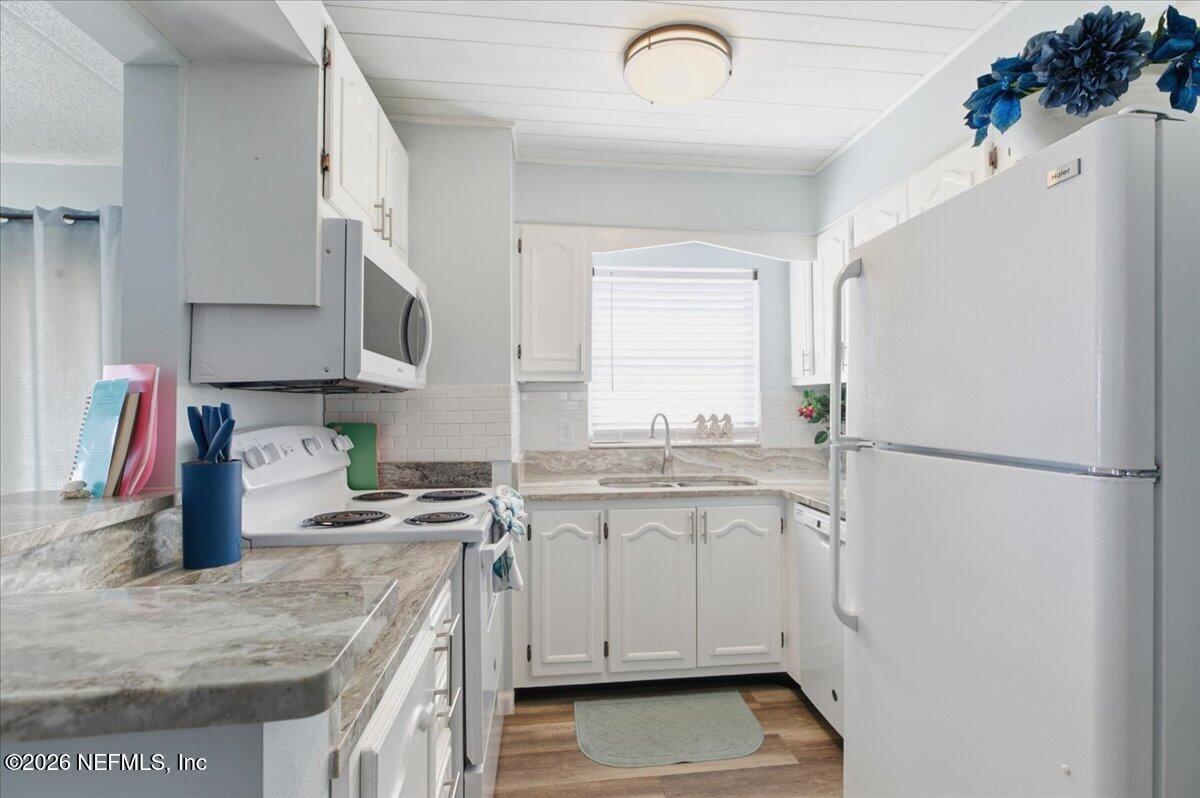 Image 2: 05-Kitchen