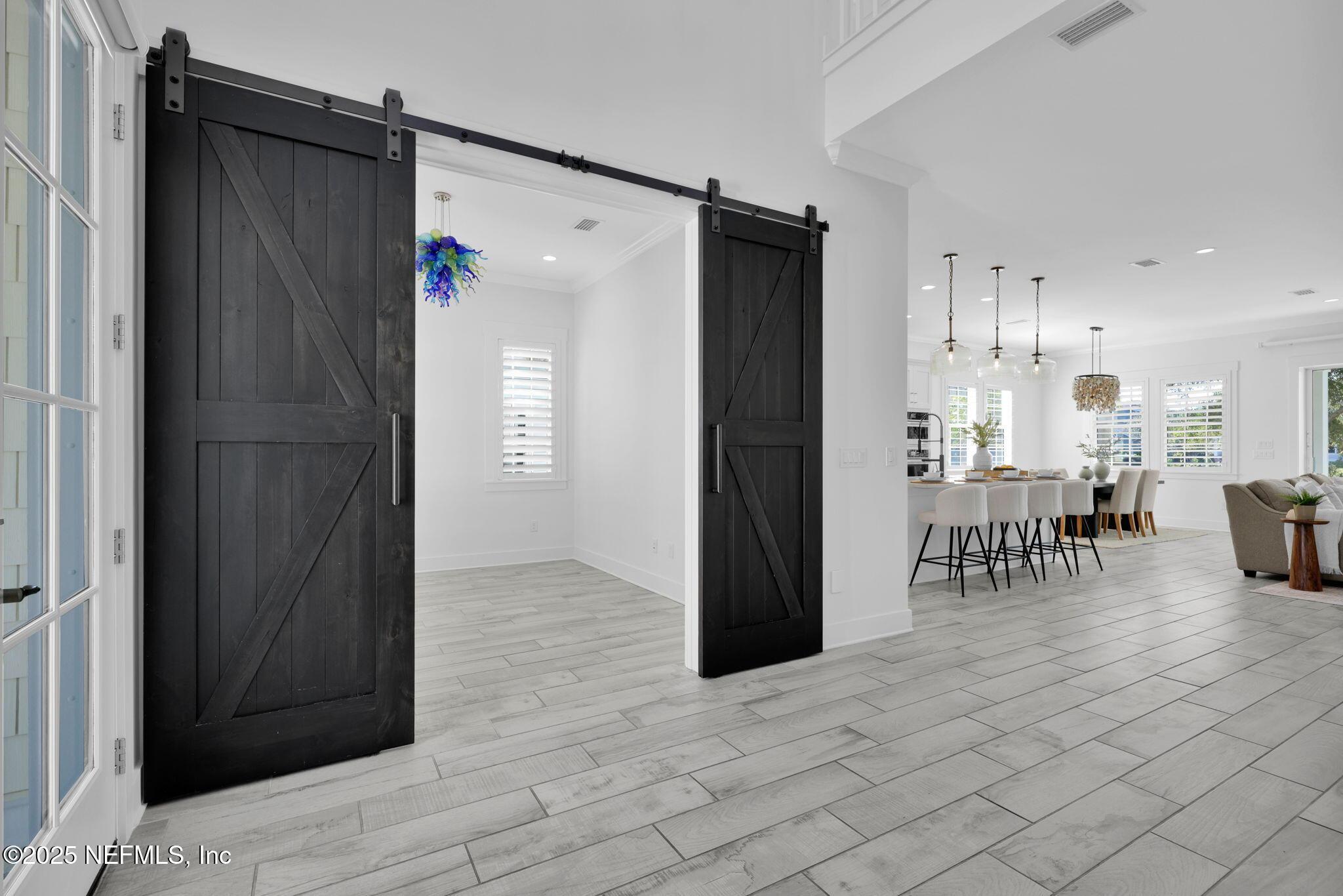 Image 3: Foyer/Office