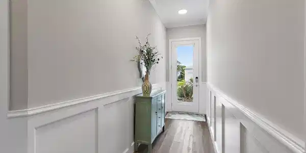 Image 4: 04-Foyer