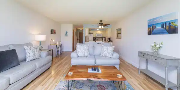 Image 4: 3