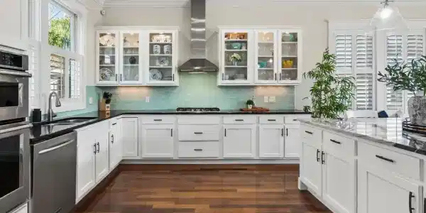 Image 4: Beautiful Kitchen full of light!