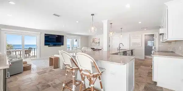 Image 4: Kitchen
