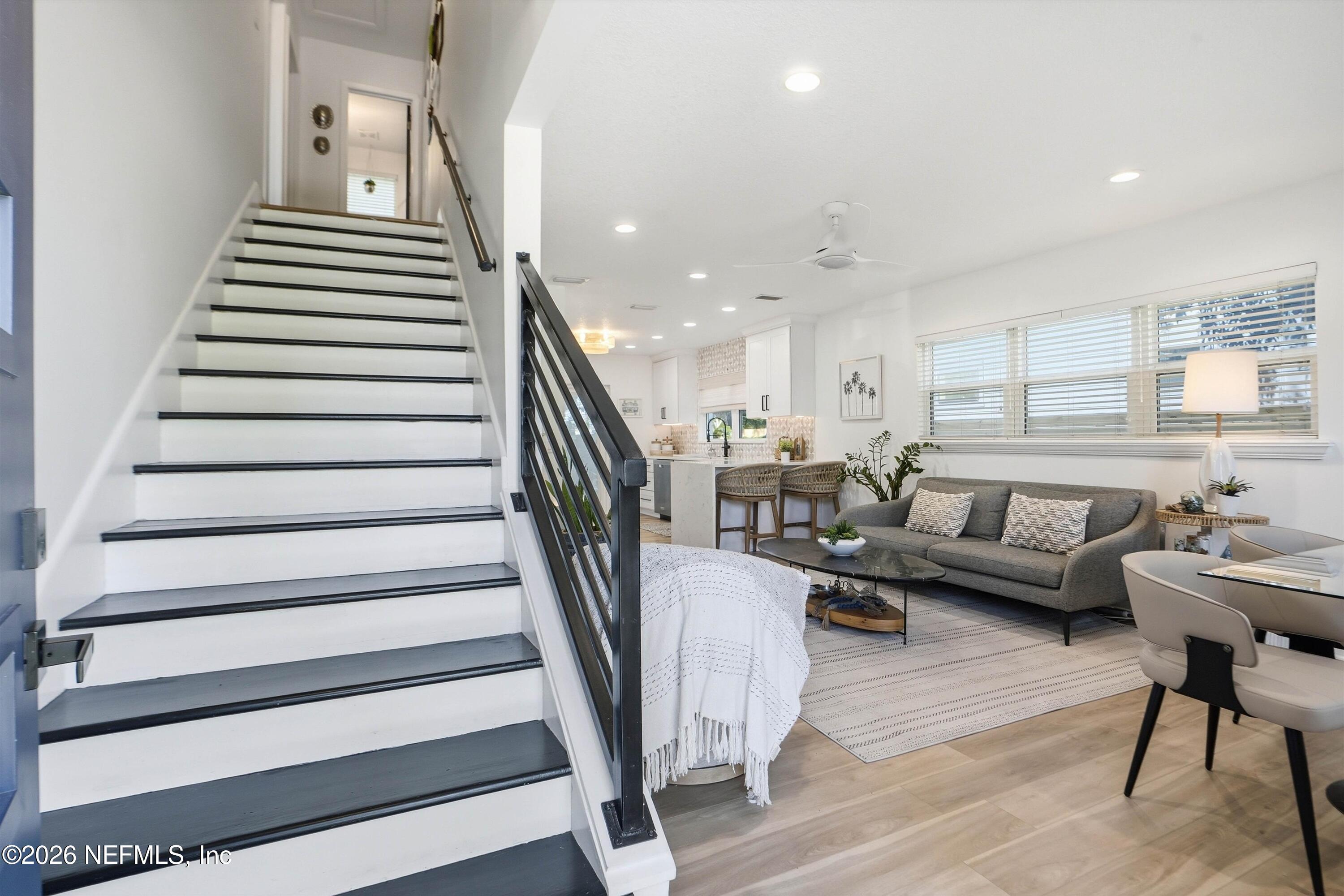 Image 4: 05-Foyer