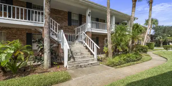 22 COMARES Avenue