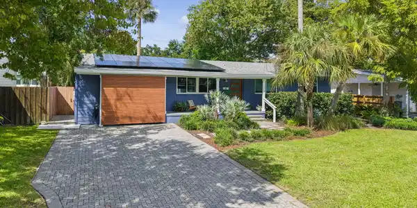 Image 4: Driveway / Carport