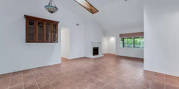 Image 4: Living Room