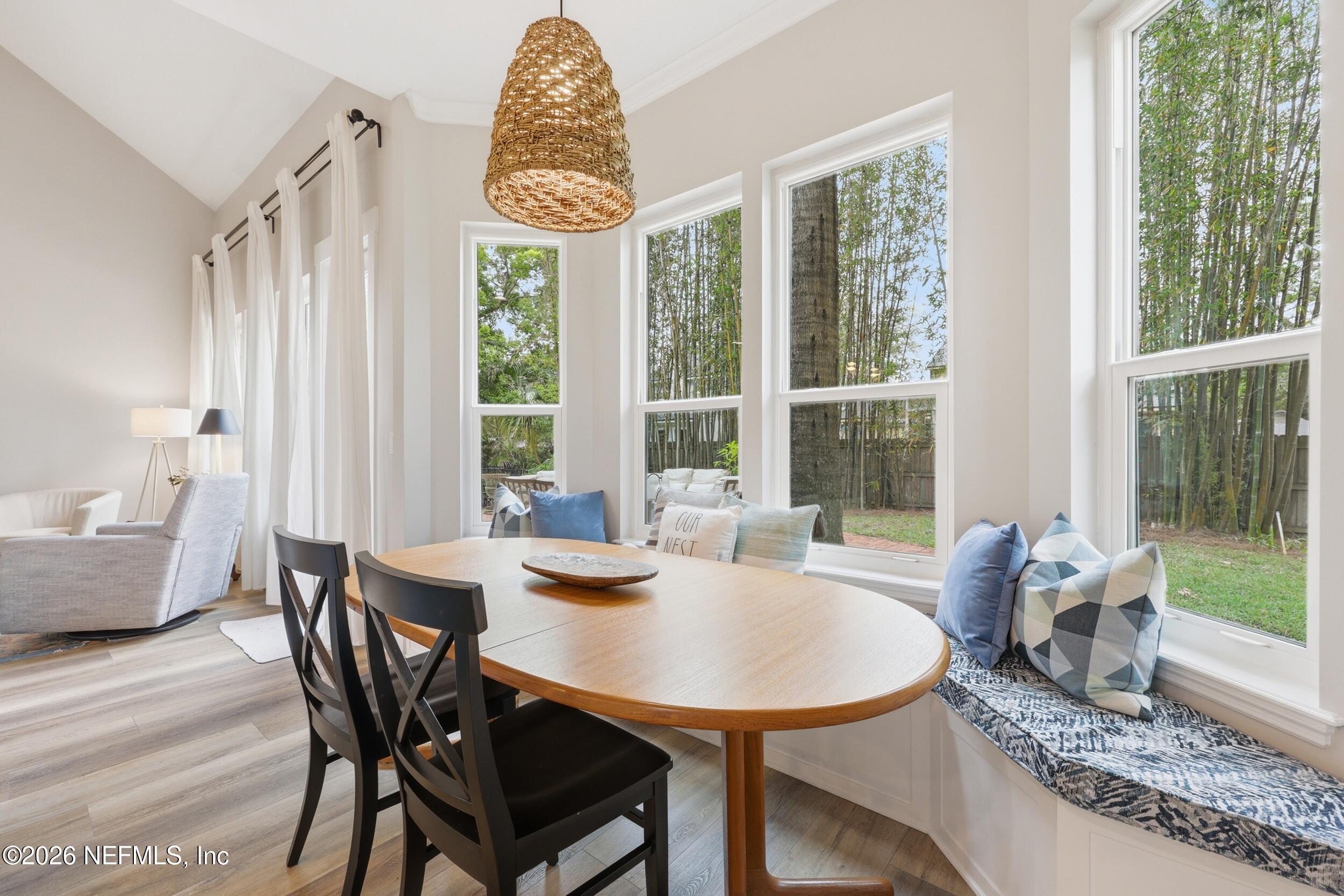 Image 4: Banquette overlooking back yard