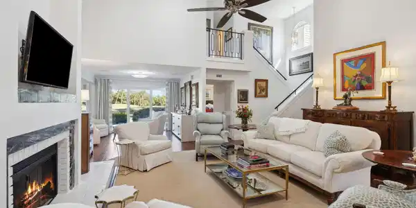Image 4: 2 Story Great Room