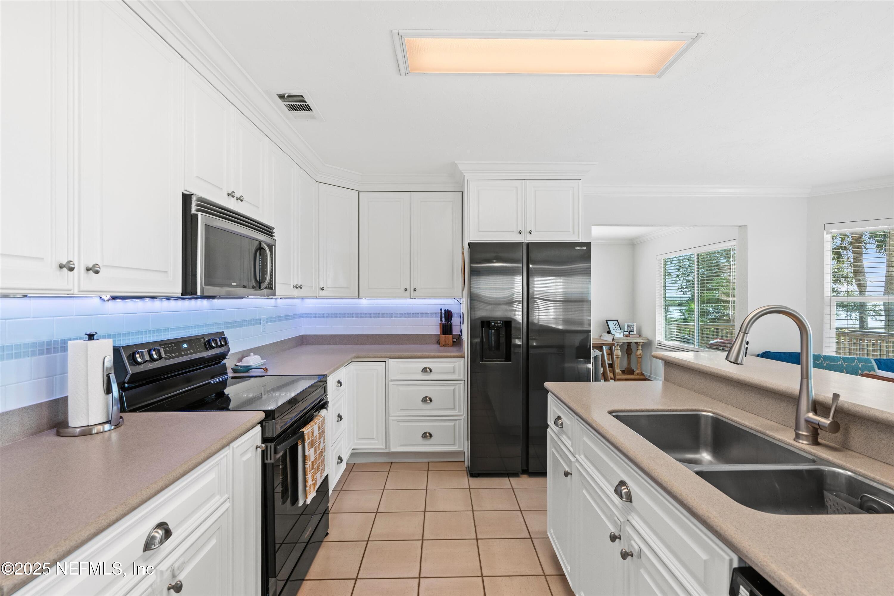 Image 3: 10-Kitchen