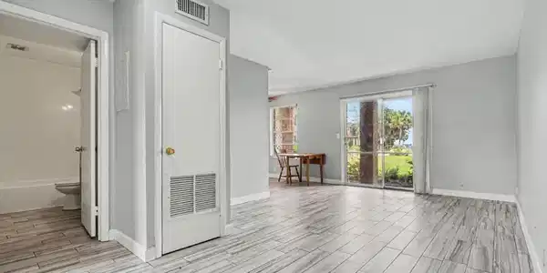 Image 4: Living area