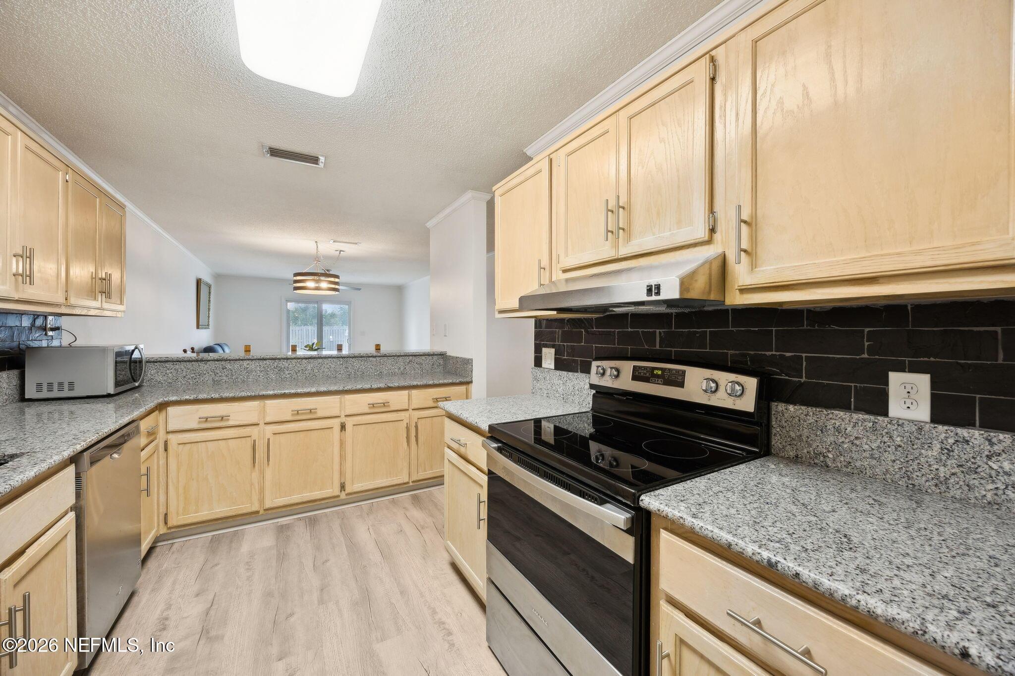 Image 3: 16-web-or-mls-2784 W 5th St (21 of 50)