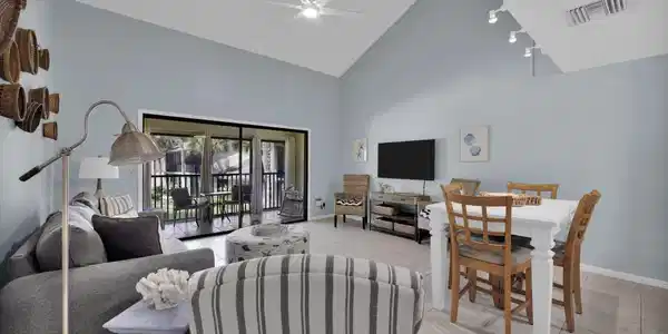 18 VILLAGE LAS PALMAS Circle