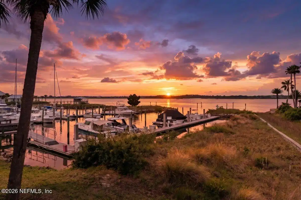 Image 1: Luxury Waterfront Living