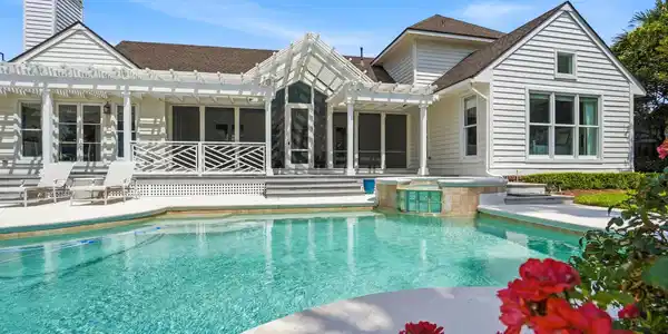 Image 3: Designed to enjoy the back yard!