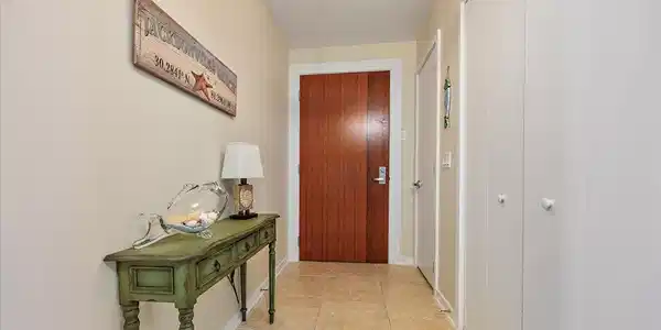 Image 3: 02-Foyer