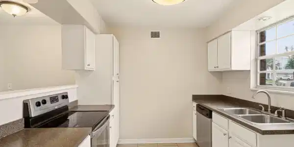 Image 4: Kitchen