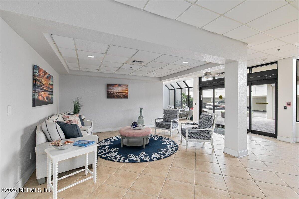 Image 2: 02-Lobby