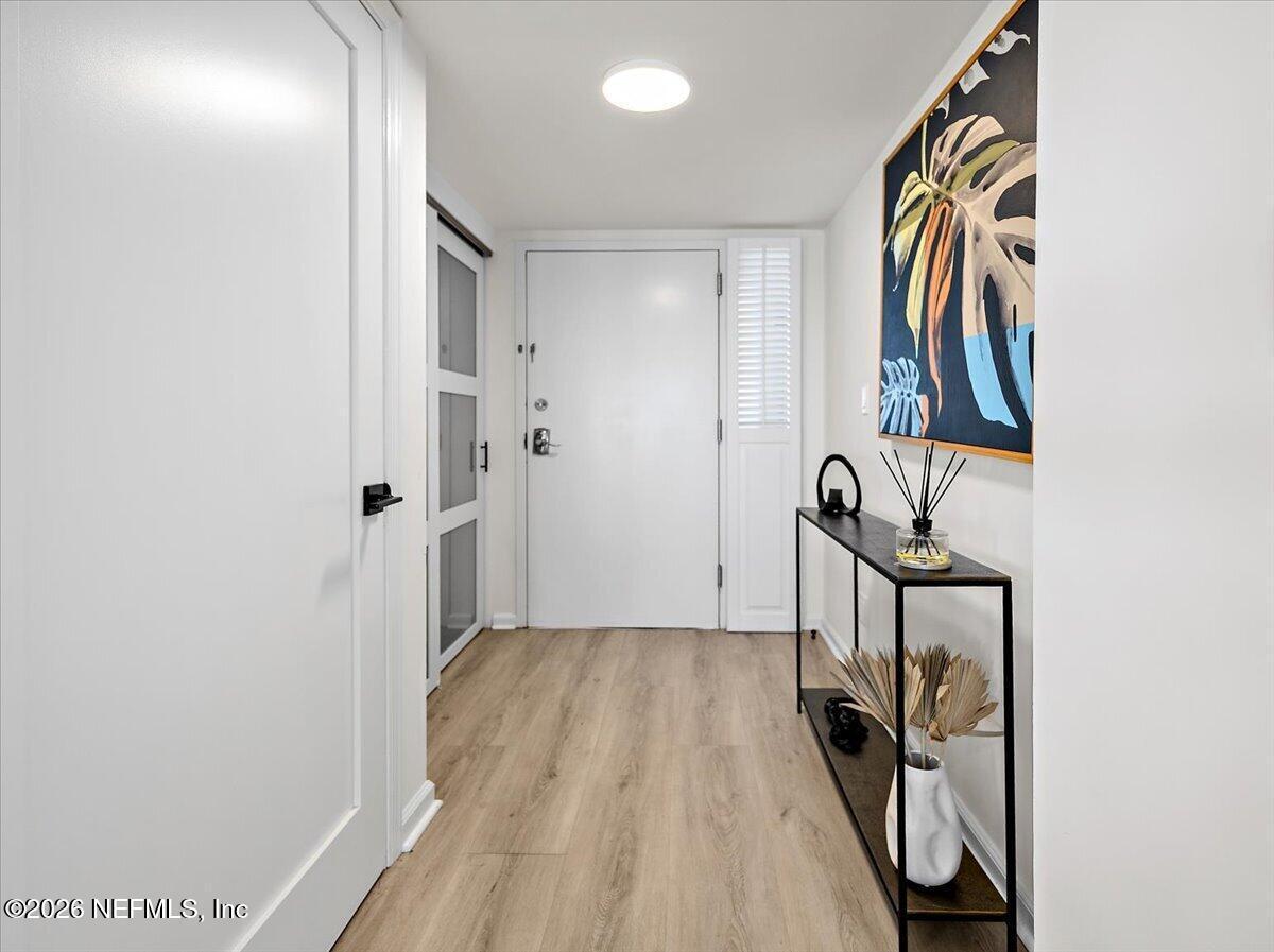 Image 4: 04-Foyer