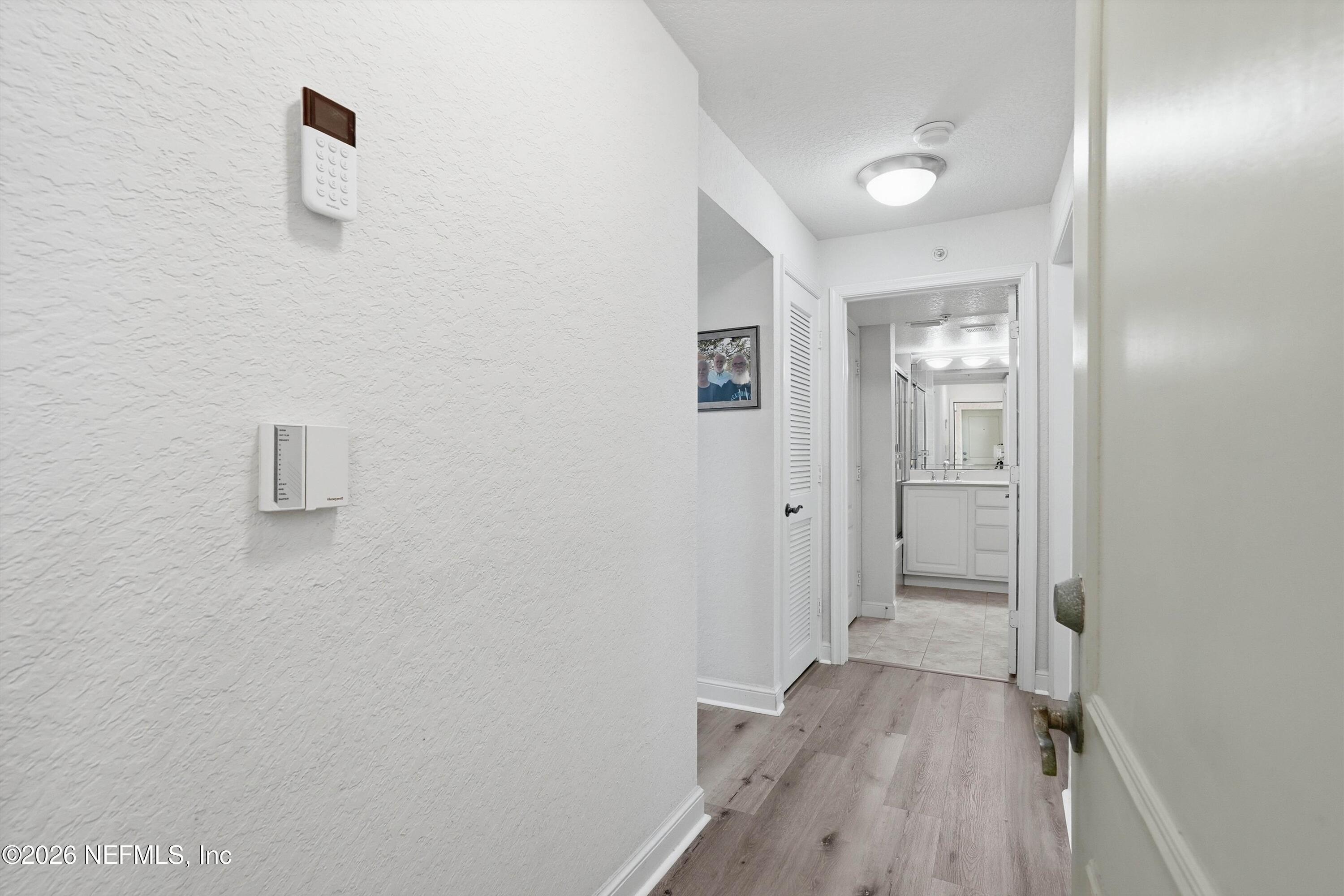 Image 4: 03-Foyer