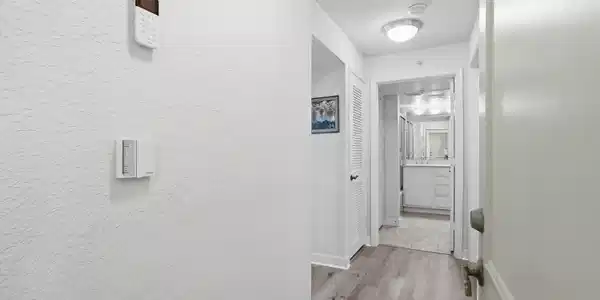 Image 4: 03-Foyer