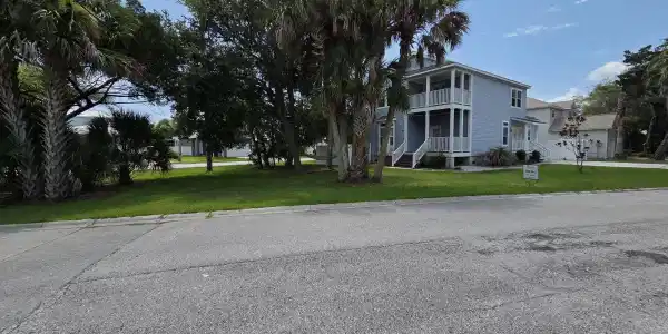 Image 4: Full front yard