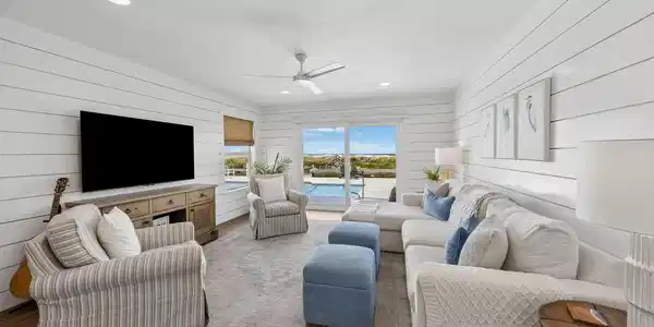 Image 4: Living Space with Gorgeous Ocean Views!
