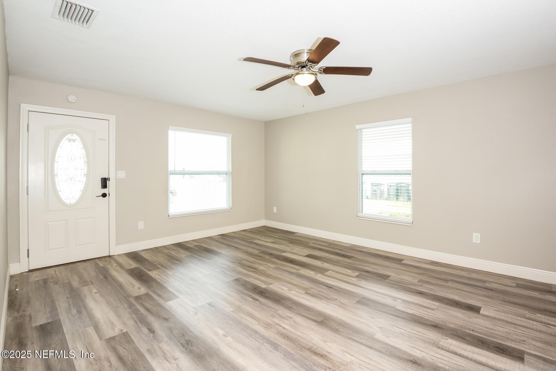 Image 4: 004-photo-living-room-13617168
