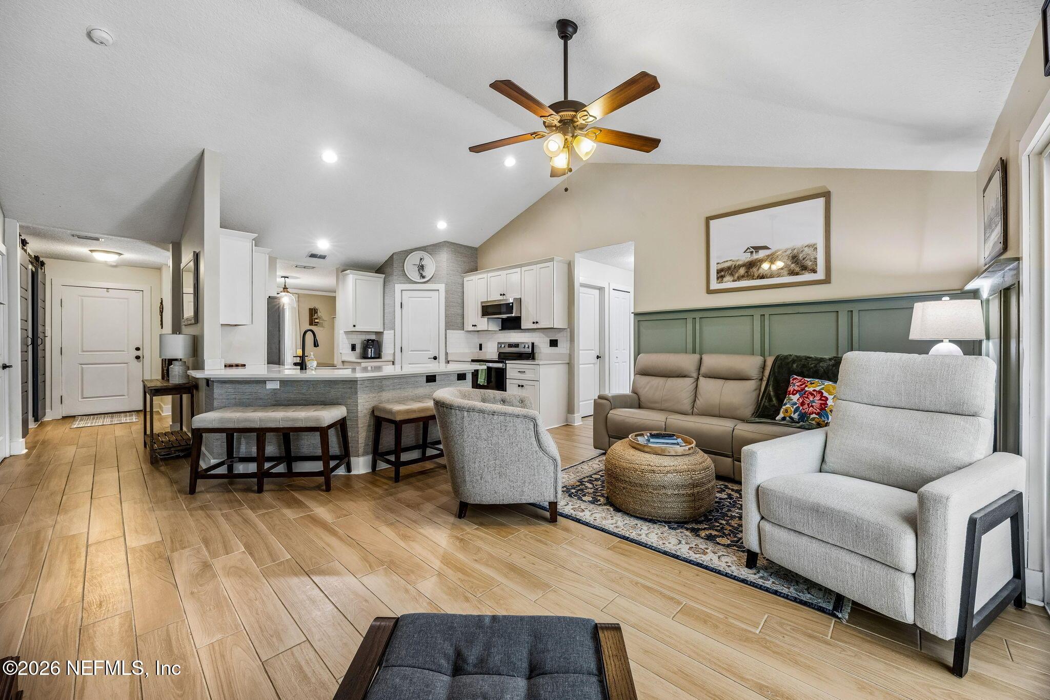Image 4: living room